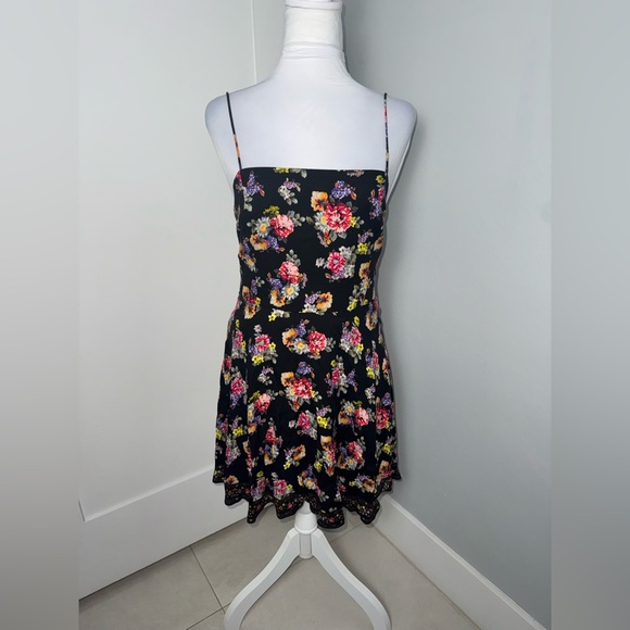 Alice + Olivia Glinda Floral Mini Dress/Size Medium - Picture 2 of 9